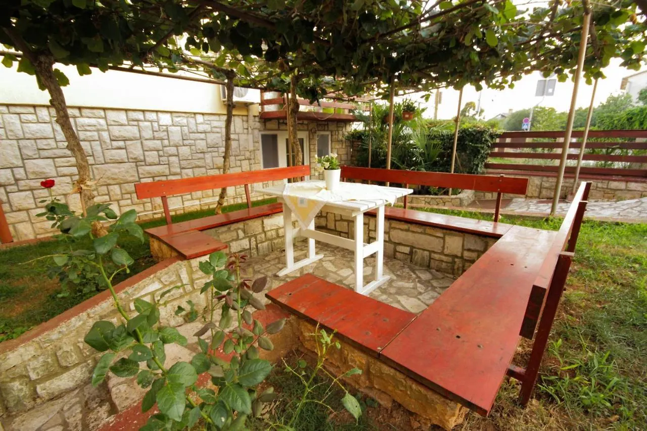 Apartment Dany Near The Sea With Three Bedrooms Pula