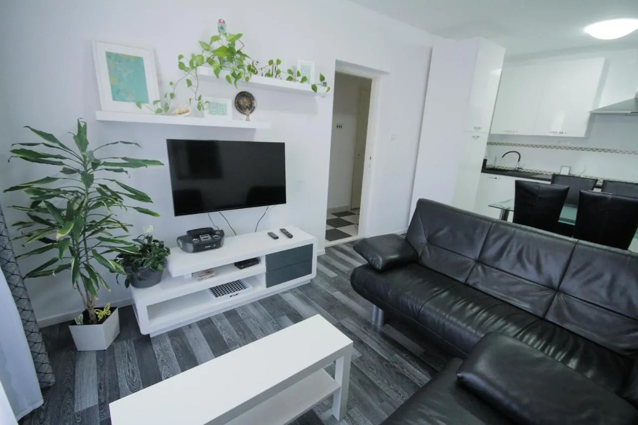Apartment Dany Near The Sea With Three Bedrooms Pula