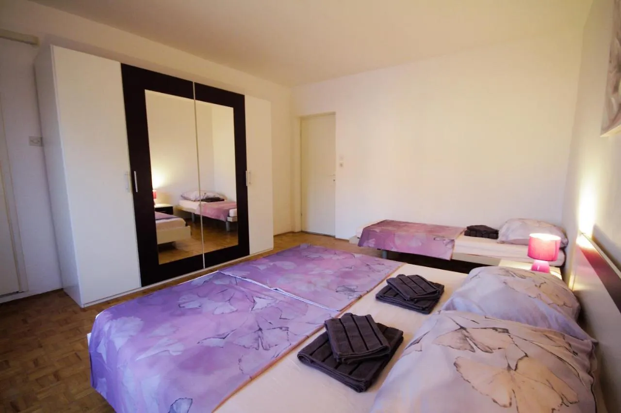 Apartment Dany Near The Sea With Three Bedrooms Pula