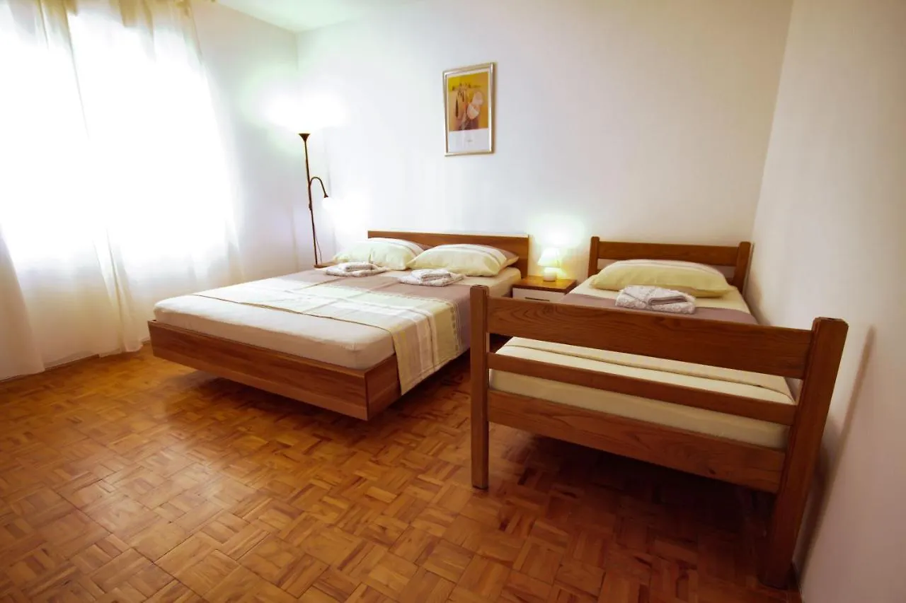 Apartment Dany Near The Sea With Three Bedrooms Pula