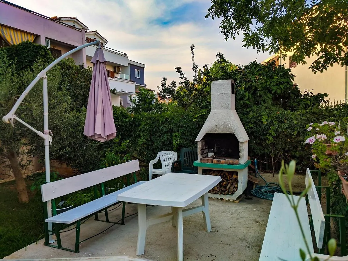 Apartment Dany Near The Sea With Three Bedrooms Pula