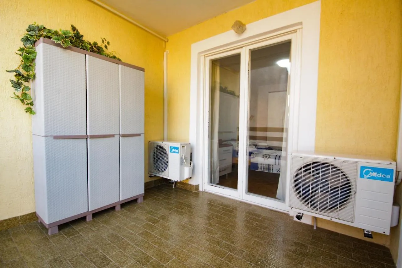 Apartment Dany Near The Sea With Three Bedrooms Pula