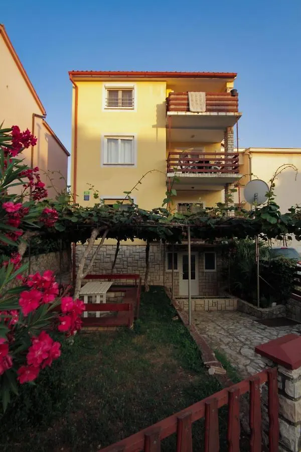 Apartment Dany Near The Sea With Three Bedrooms Pula