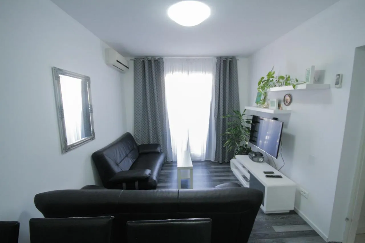 Apartment Dany Near The Sea With Three Bedrooms Pula