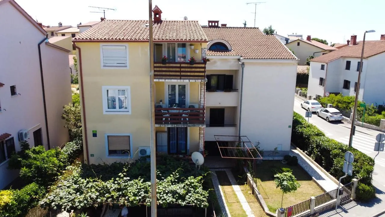 Apartment Dany Near The Sea With Three Bedrooms Pula